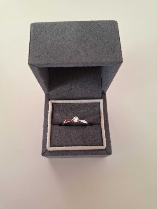 Pierścionek zaręczynowy z brylantem