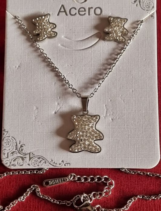 Conjunto prateado (colar e brincos), em aço, do ursinho com zirconias.