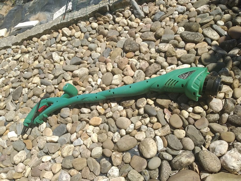 Vendo aparador de relva elétrica