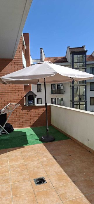 Vende-se um  Guada-sol de Jardim/Terraço com base de apoio