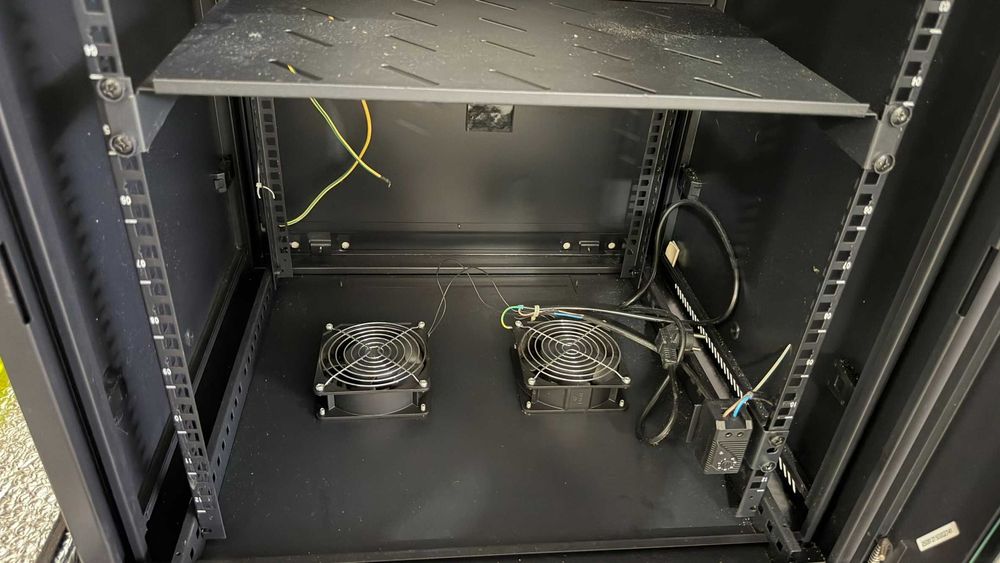 Armário Rack 19" Powergreen (Parede / Chão) com Patch Panel Cat6, Prateleira e Ventoinhas