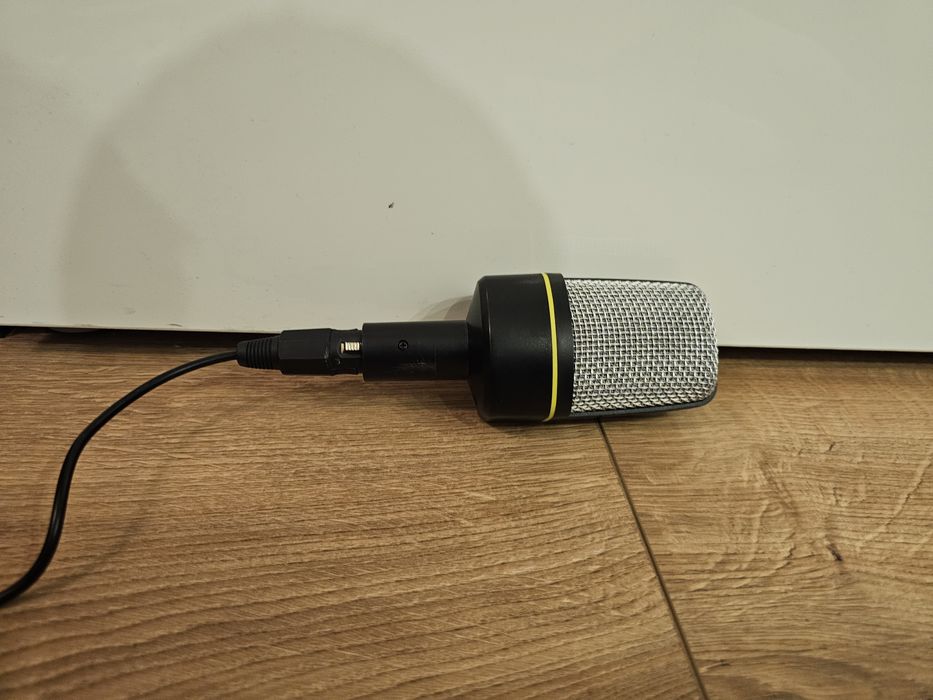 Sprzedam mikrofon przewodowy.