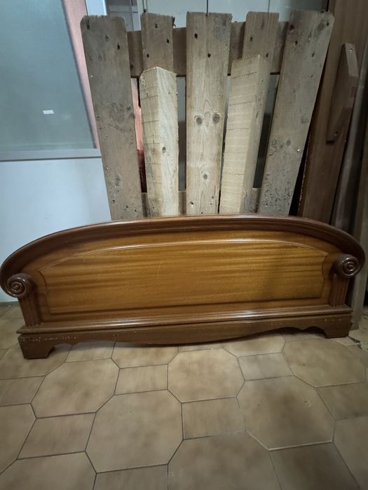 Cama de casal em madeira