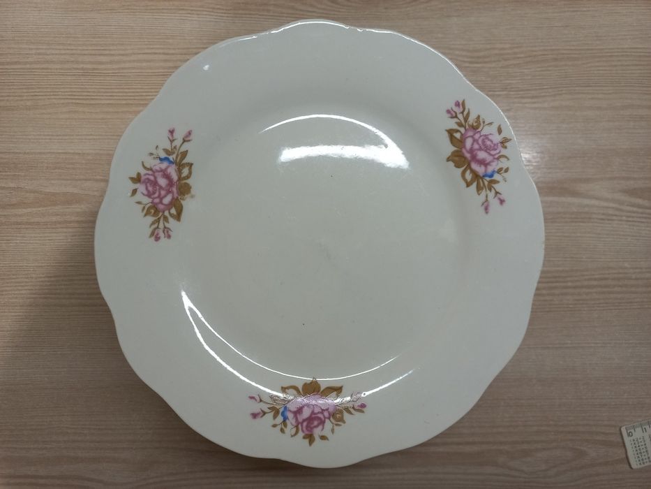 Тарілка 20см діаметром (біла з квіточками)