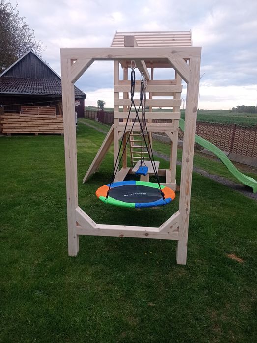 Drewniany domek z huśtawką