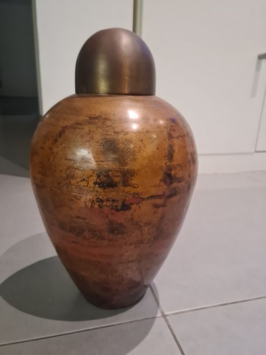 Pote de latão com tampa