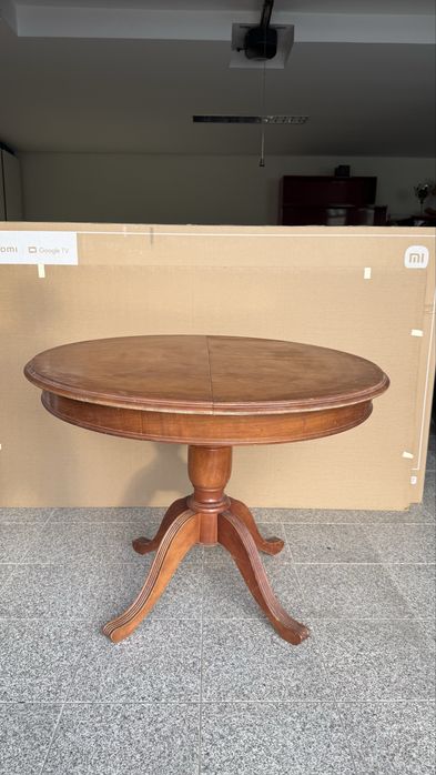 Mesa de Jantar Redonda Extensível, Pé Central Torneado, Estilo Regência