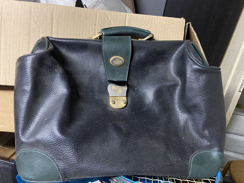 Mala em pele preta e verde