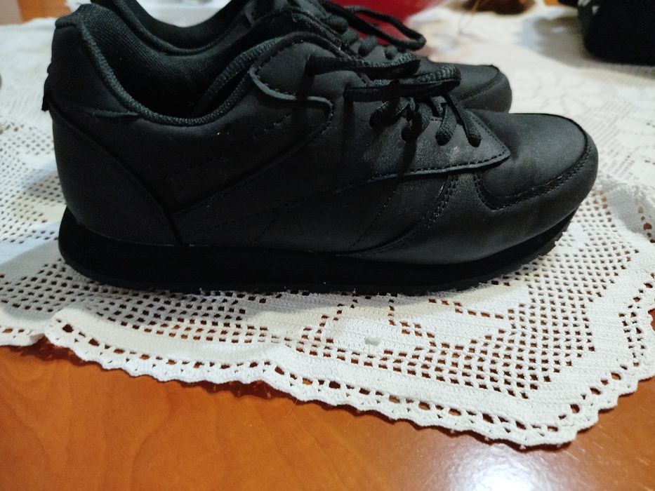 Sapatilha preta da marca