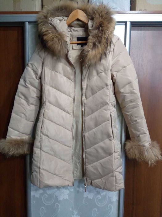 Курточка зимняя с капюшоном.