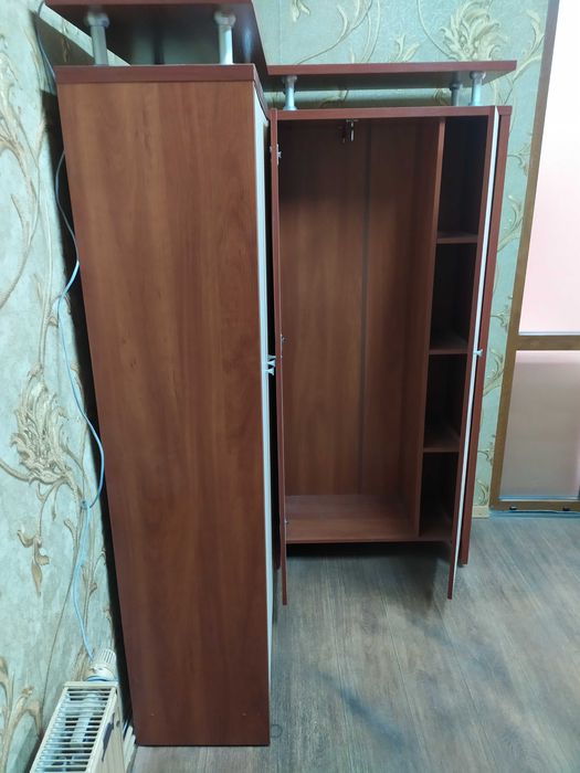 Терміновий продаж офісного столу з шафами