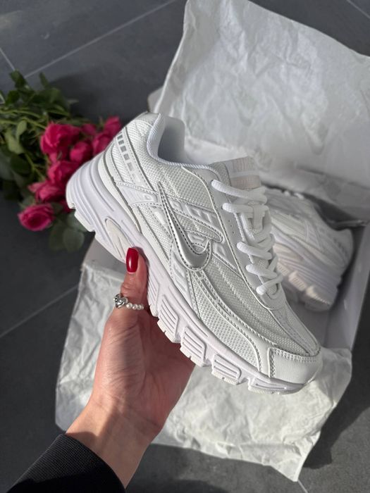 Nike Initiator White трендові жіночі кросівки найк інітіатор білі