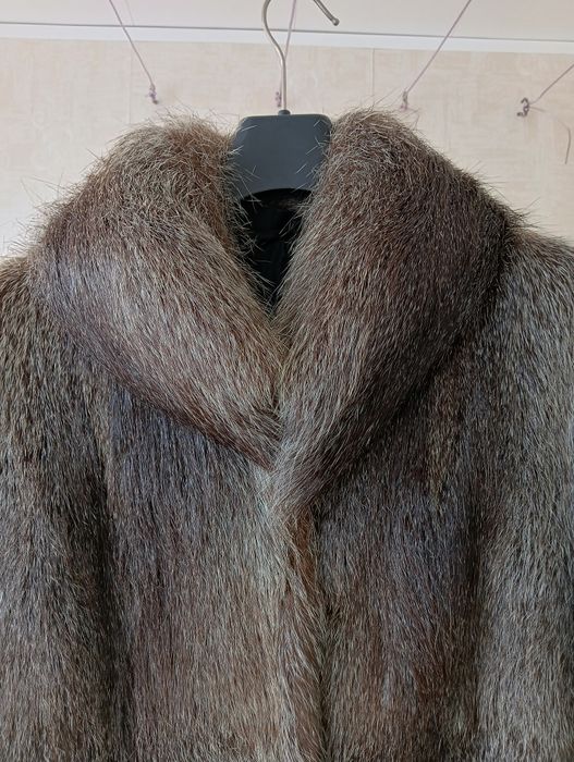 Довга шуба зі сріблястої нутрії для високої стрункої пані