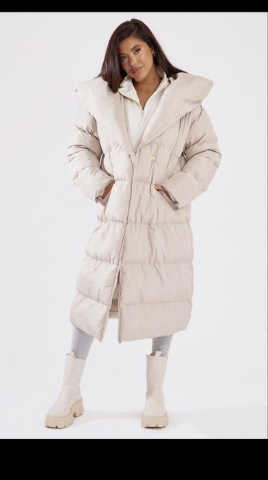 Довга бежева куртка