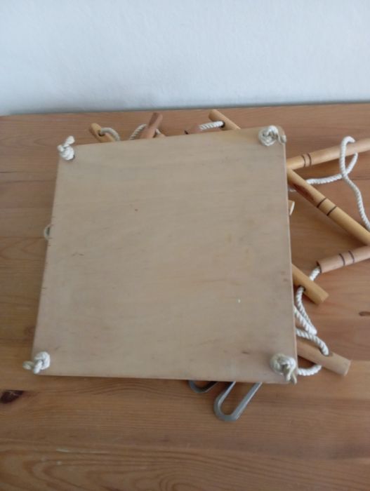 Drewniana huśtawka z czasów PRL-u