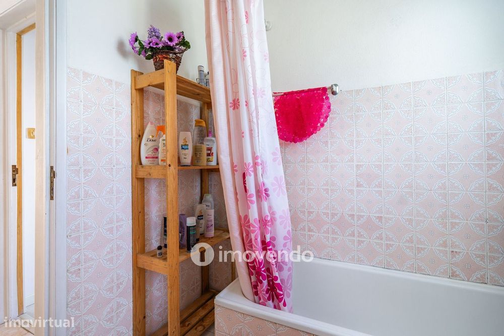 Moradia T4 mais Anexo T1, com jardim, na Caparica