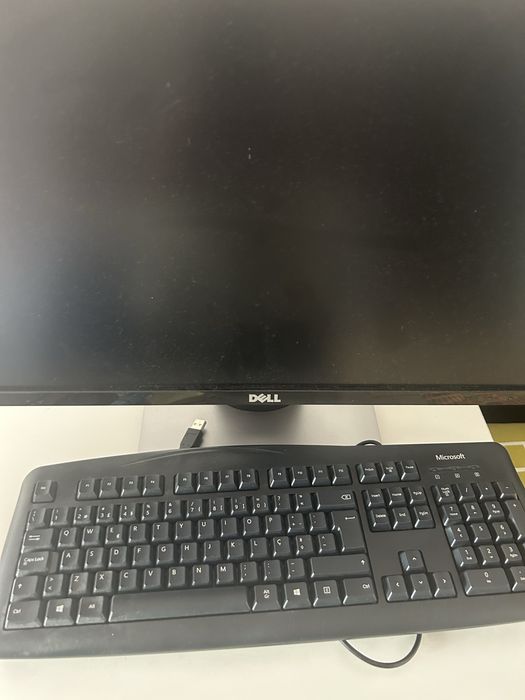 Monitor DELL com teclado