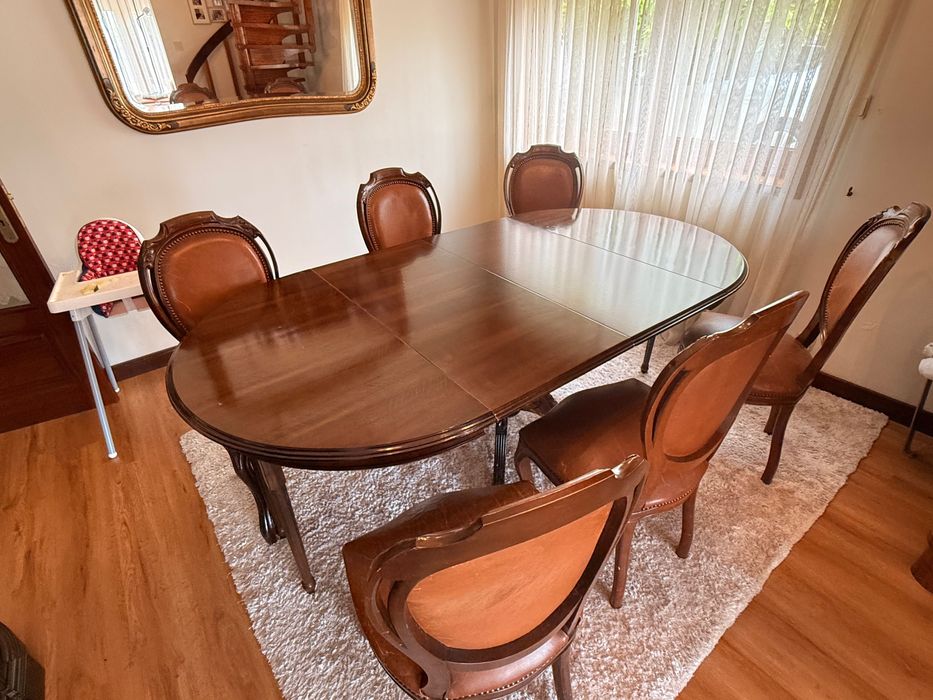 Conjunto sala completo(mesa + 6 cadeiras + cristaleira/ aparador) clássico e em bom estado