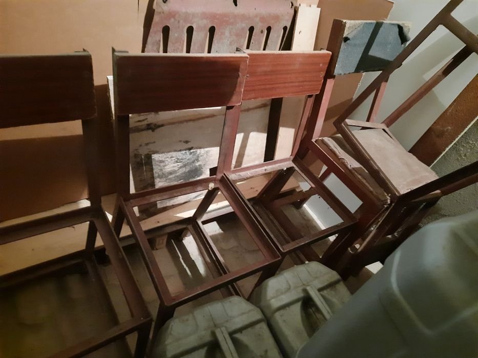 Продаю металлические стулья