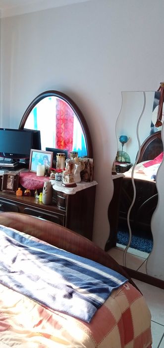 Secretaria e cama de casal