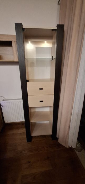 Witryna szklana z oświetleniem