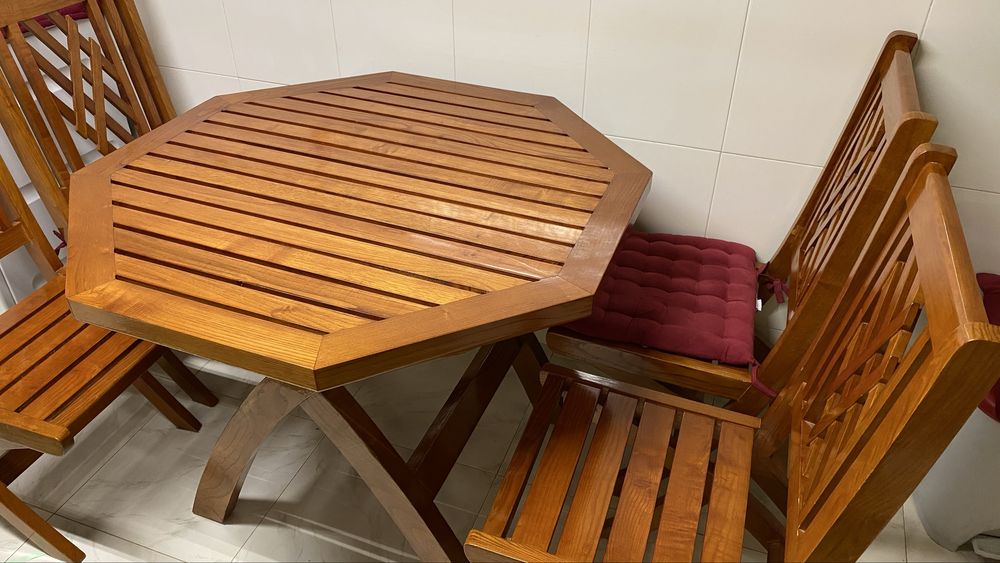 Mesa e 4 cadeiras em madeira de carvalho