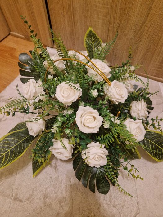 Kwiaty białe róże welurowe stroik