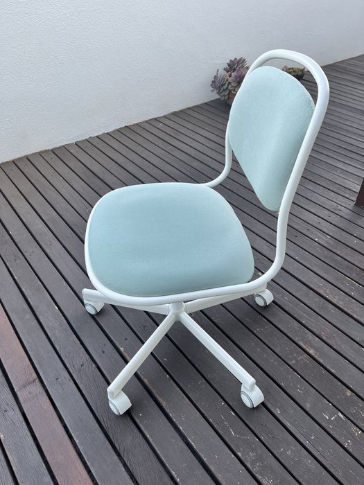 Cadeira Ikea usada com rodas