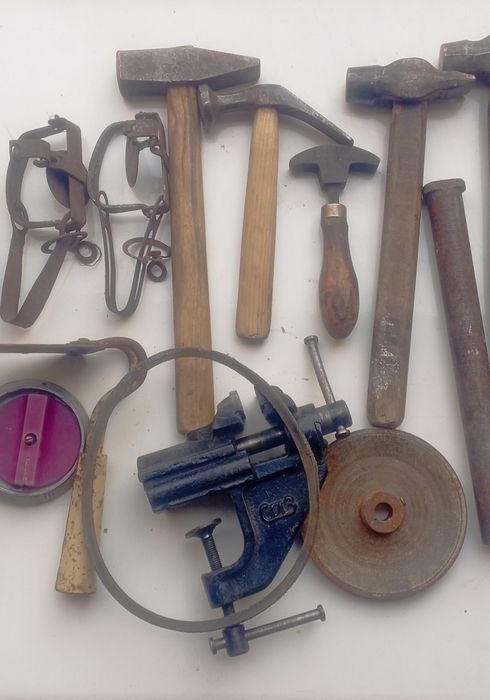 Інструменти для роботи молоток точильні бруски  ,грілка,шків