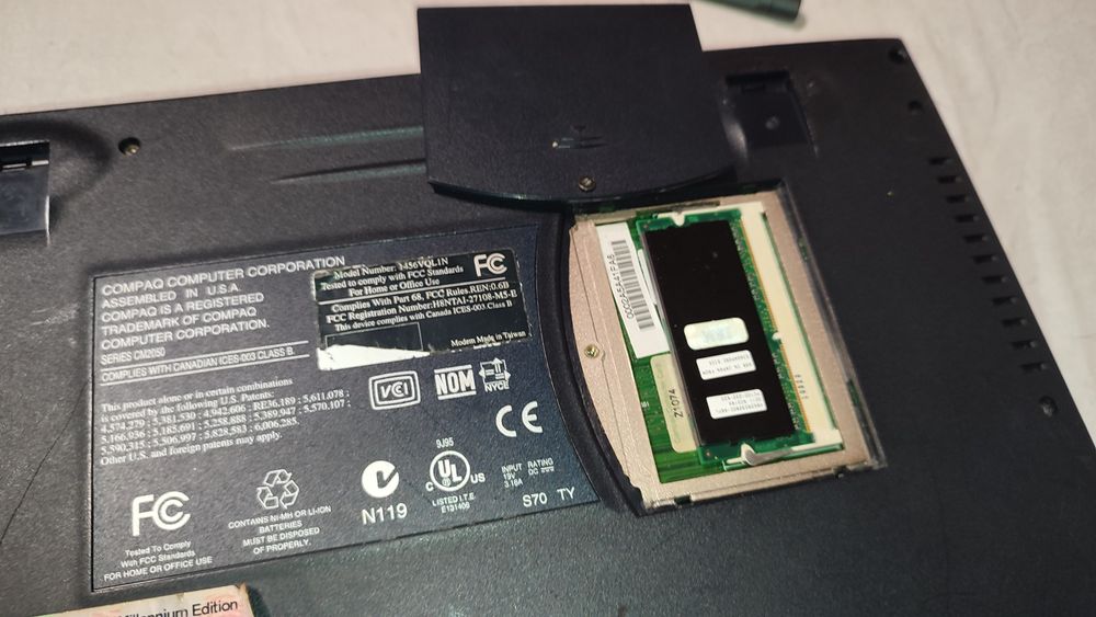 Ретро ноутбук CompaQ Presario 1800T Pentium 3 1 Ghz