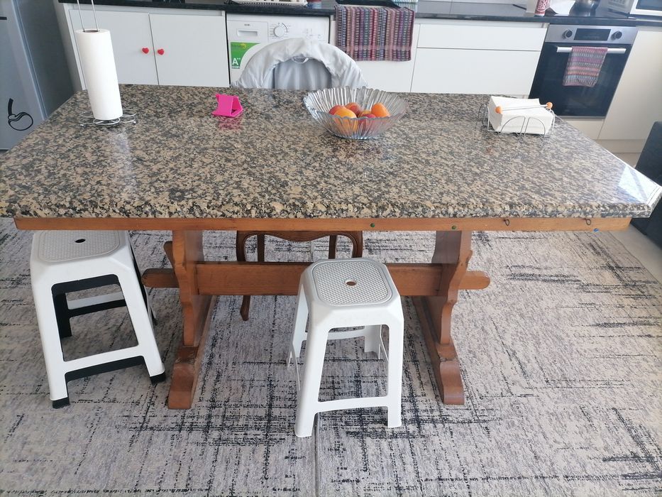 Vendo mesa de madeira e pedra mármore