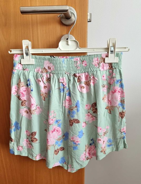 Calções verde floridos Stradivarius 100% viscose S - novos c etiqueta