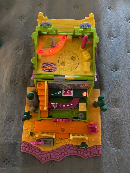 Polly Pocket Horseshoe Saloon / Light-up Horse House