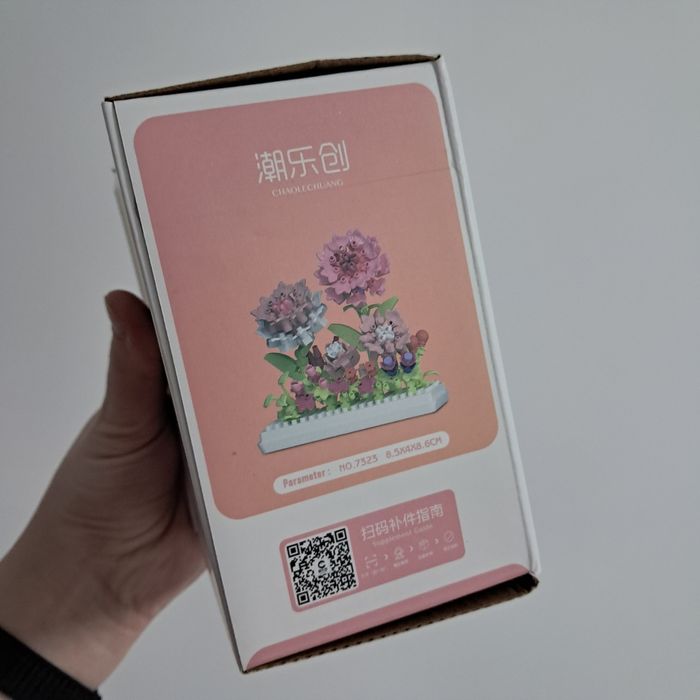 Конструктор букет квітів під захисним прозорим купулом квіти в колбі