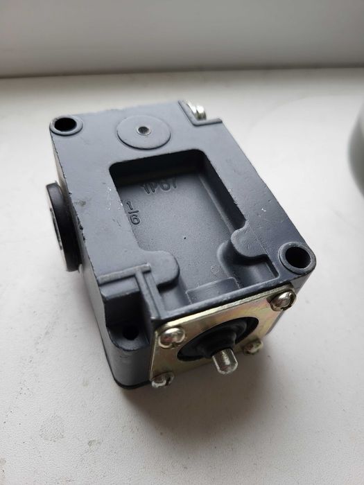 Вимикач кінцевий ВПК-2110 БУ2 конечный выключатель