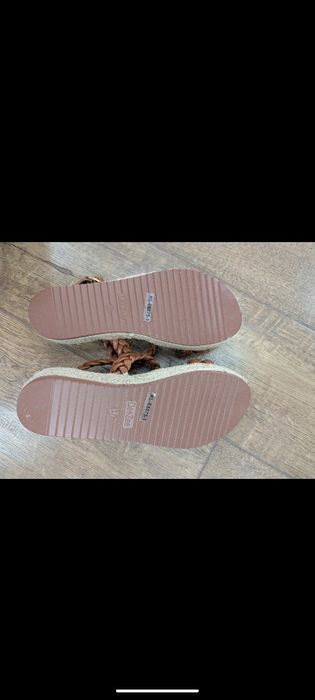 Sandały na plecionej platformie r. 37