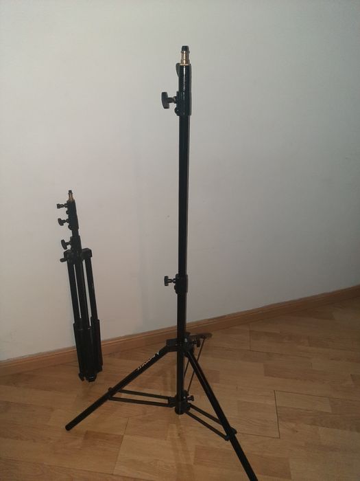 Vendo 2 tripés .