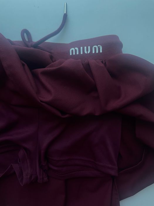 Бордовий костюм спідниця-шорти та поло в стилі Miu Miu