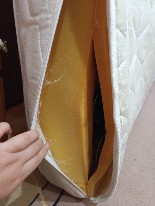 Матрац молочного кольору