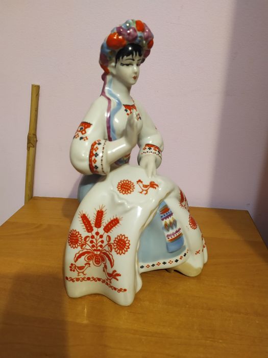 Статуэтка Вышивальщица