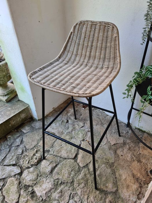 Banco alto de rattan