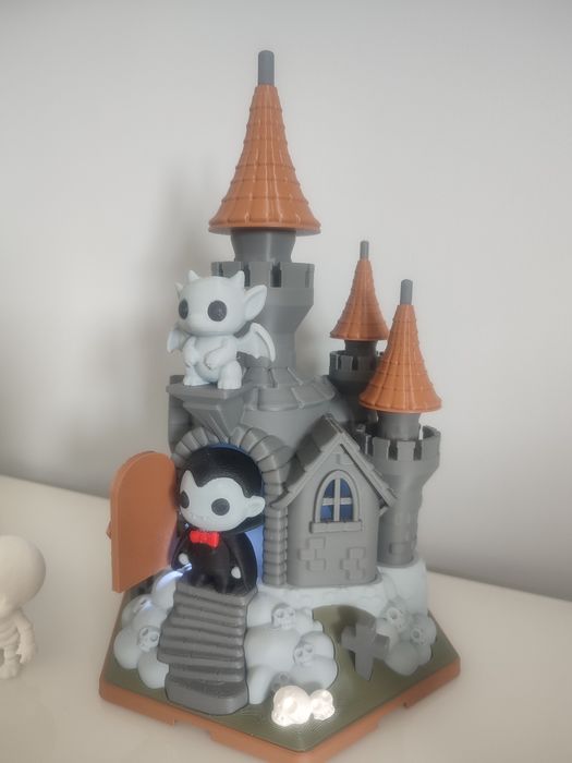 Castelo Assombrado com Figuras de Halloween