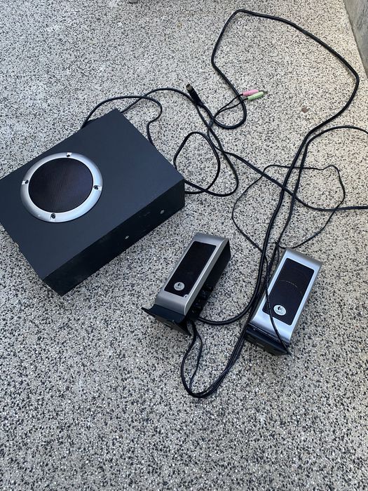 Sistema de som Logitech 2.1 com subwoofer