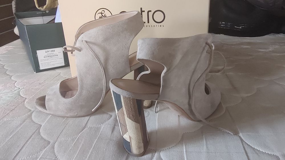 Красивені фірмові босоніжки  Estro