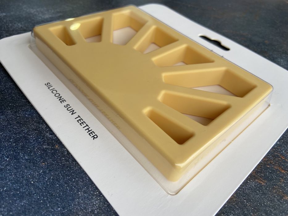 NOVO Mordedor silicone sol amarelo mushie