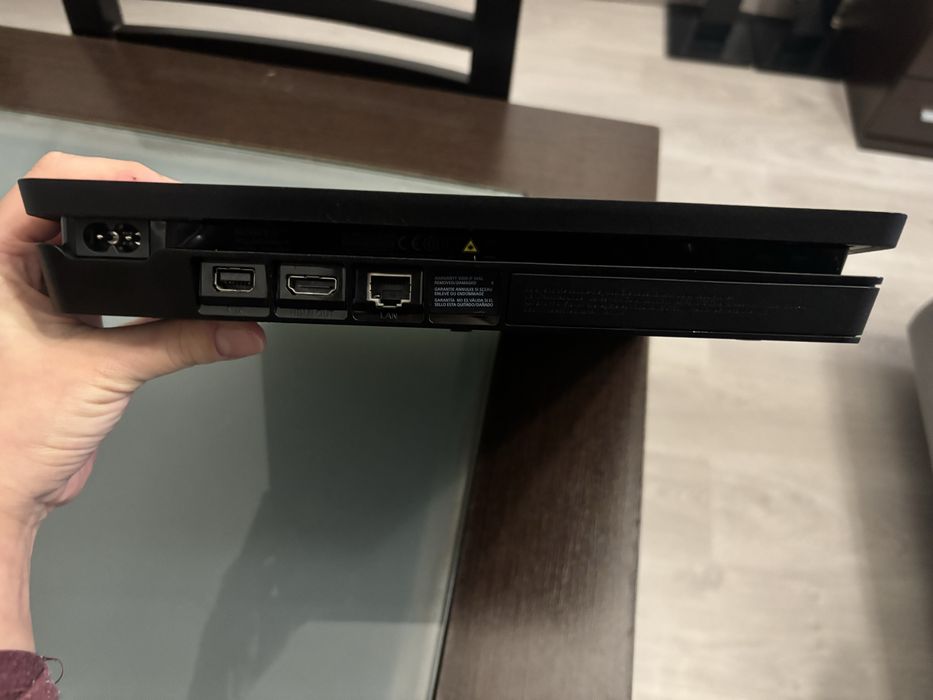 PlayStation 4 Slim e comando