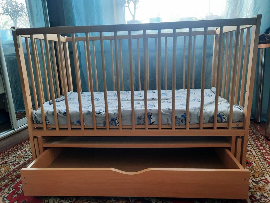 Дитяча кроватка.