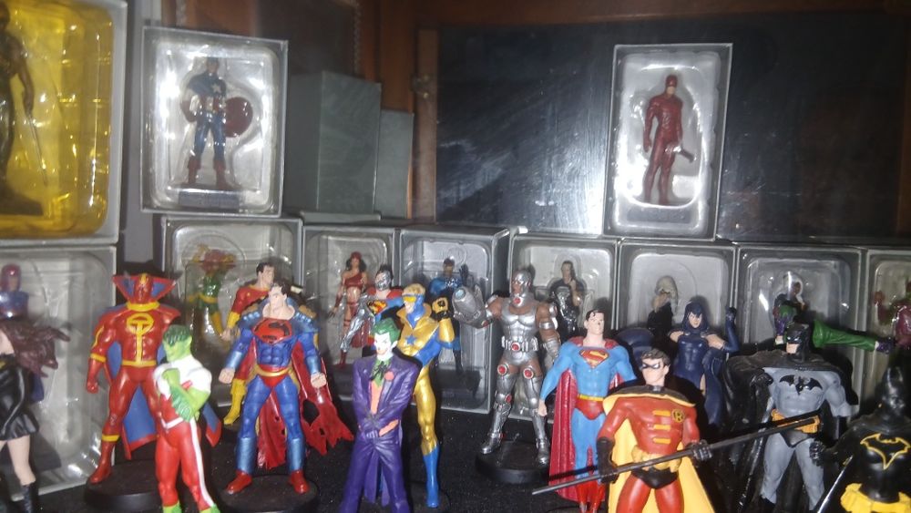 Colecao  80 figura de chumbo da mavel por  400 €