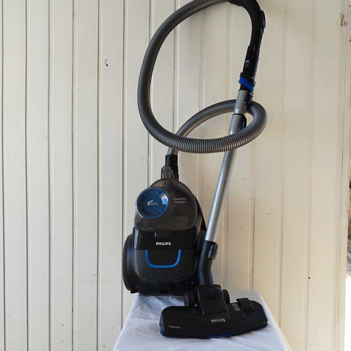 Пилесос Pfilips Power Pro Compact.