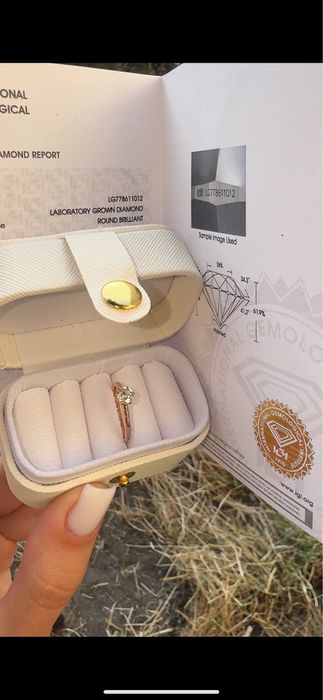 Каблучка з діамантом